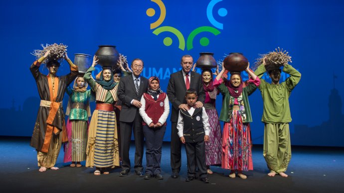 Secretary-General Ban Ki-moon and Recep Tayyip Erdoğan , President of Turkey, with participants during the closing ceremony of the World Humanitarian Summit, which took place in Istanbul, Turkey, on 23-24 May. UN Photo/Eskinder Debebe